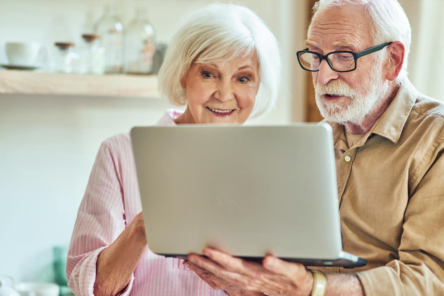 seniorzy, którzy korzystają z funkcjonalnego laptopa